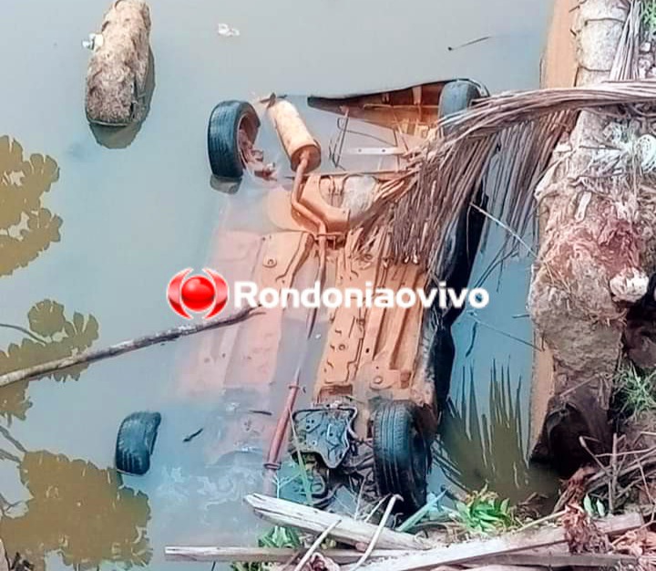 SUBMERSO: Carro com quatro ocupantes cai em córrego no bairro Nacional