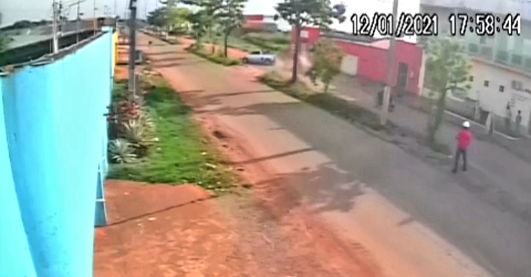 ASSISTA: Vídeo mostra assaltantes capotando carro roubado na Mamoré