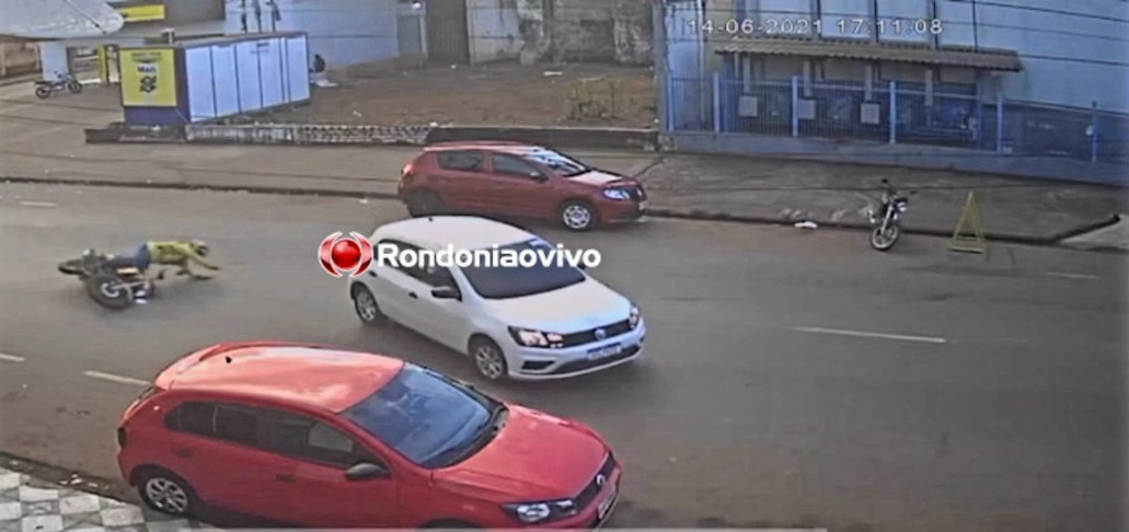 REVOLTADO: Vídeo mostra acidente e mototaxista destruindo carro de motorista de aplicativo