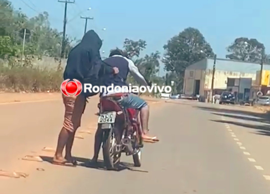 CRIMINALIDADE: Vídeo mostra bandidos roubando motocicleta em plena luz do dia