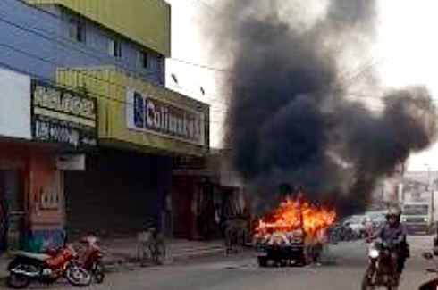 DESTRUIÇÃO: Van de circo pega fogo em avenida na zona Leste da capital