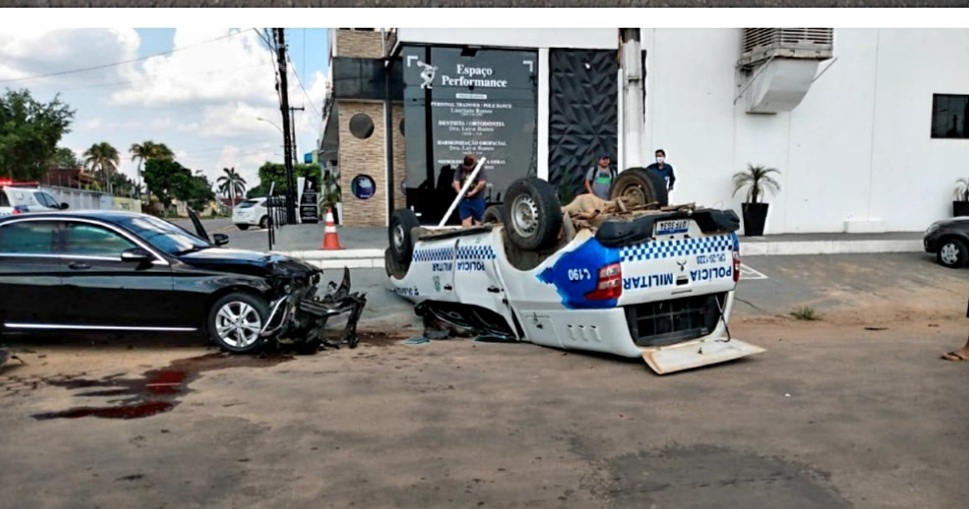 POLICIAL FERIDO: Viatura da PM capota após colisão com carro de luxo