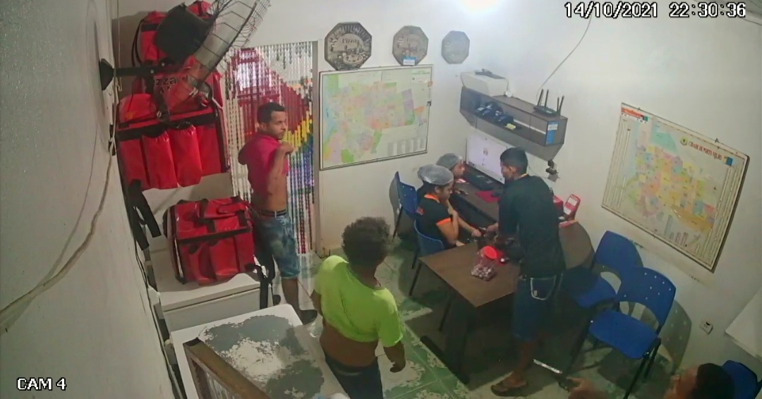 VÍDEO: Bandidos são filmados fazendo arrastão em pizzaria