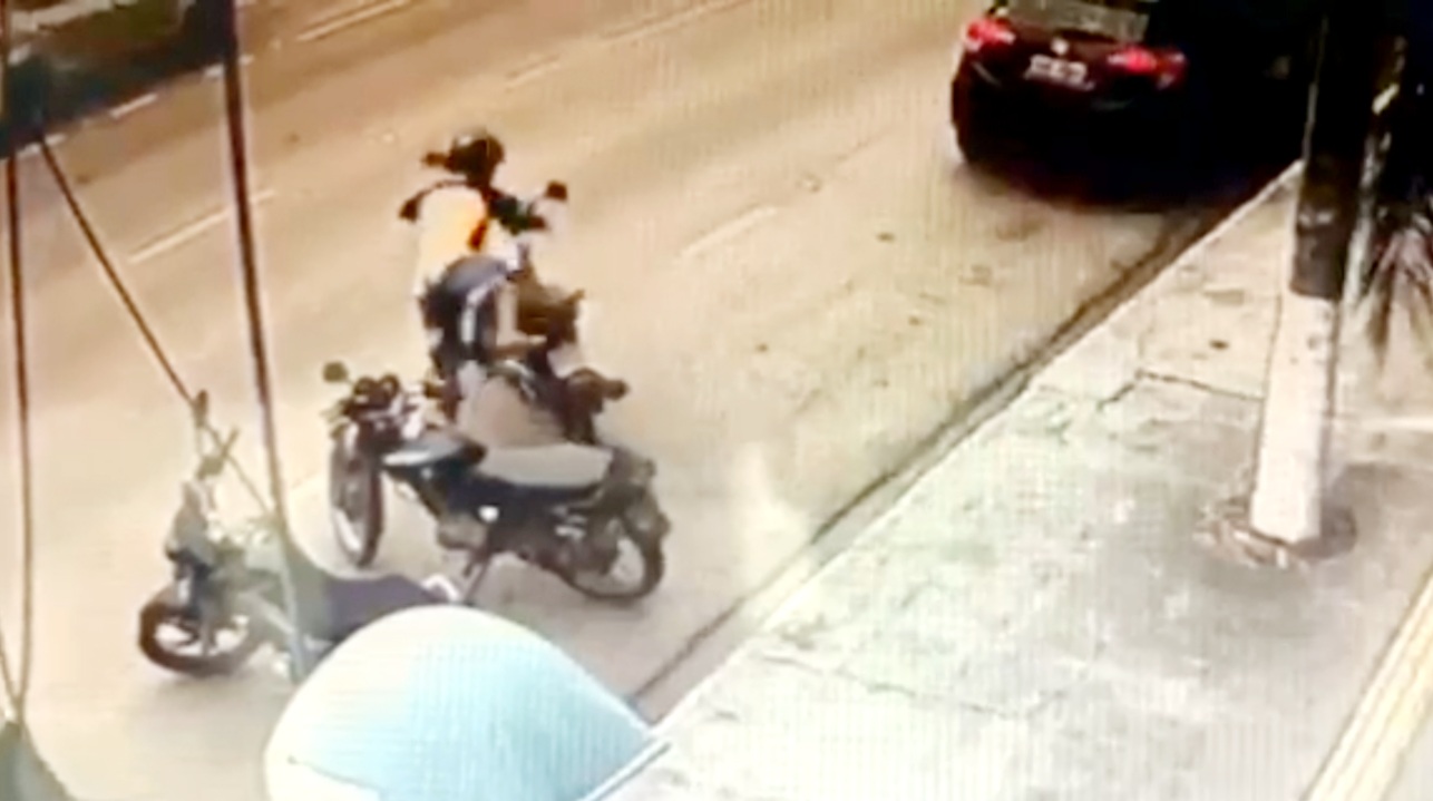 VÍDEO: Criminoso é flagrado furtando moto em frente de escola na região Central