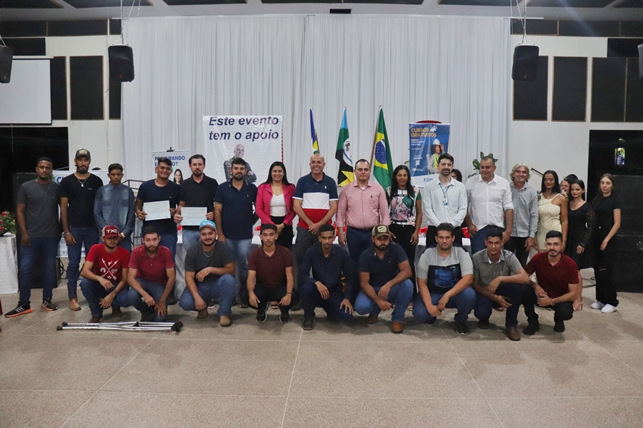 ISMAEL CRISPIN: Deputado e Vice-Gov. realizam entrega de certificados do Geração Emprego