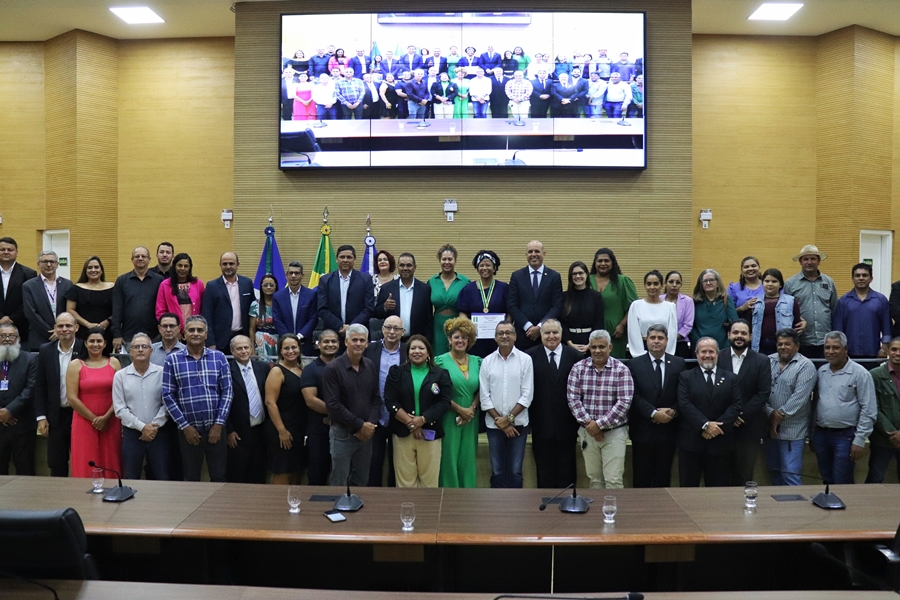 ISMAEL CRISPIN: Deputado homenageia dep. Silvia Cristina por comprometimento com RO