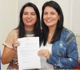 Prefeita esculacha antecessor, nomeia irmã e garante: “Não vai roubar”