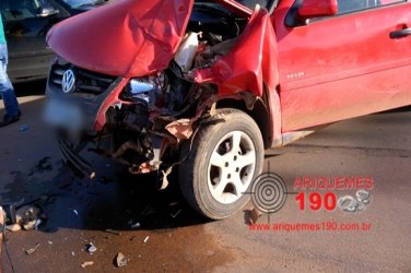 Motorista foge após colisão entre carros