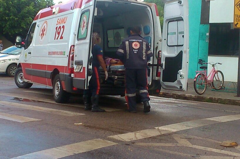 Motorista é socorrida após colisão em faixa de pedestre