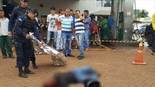 Homem é executado a tiros em posto de combustível 