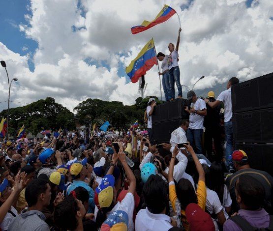 Venezuelanos marcham para exigir referendo contra Maduro