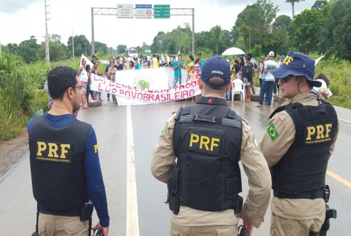 Integrantes do MAB bloqueiam BR 364 em Candeias do Jamari