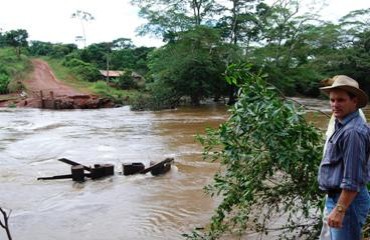 Chuva arranca ponte, traz prejuízos e isola comunidade - Foto