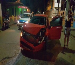 AVANÇOU - Grave colisão entre carros deixa mulher lesionada; VÍDEO 