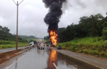 Caminhão tanque tomba e explode na BR 364 