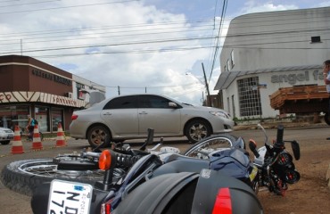 CENA DA CIDADE - Carro colide com moto na avenida Calama 