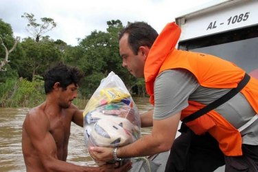 CHEIA - Desabrigado compra cerveja e não ganha cesta básica