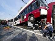 Duas pessoas morrem em acidente entre dois ônibus e um carro