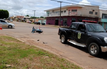 Viatura da COE invade preferencial e colide em moto; motociclista fratura o fêmur