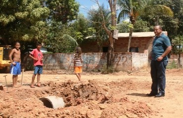 Vereador atende moradores da zona Leste com asfalto - FOTOS