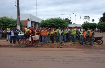 NOVA MAMORÉ – Mototaxistas realizam manifestação em frente à prefeitura