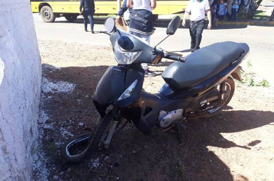 CRUZAMENTO: Ônibus escolar avança preferencial e atinge motocicleta