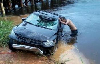 SÃO FRANCISCO DO GUAPORÉ - Advogada cai com carro dentro de rio