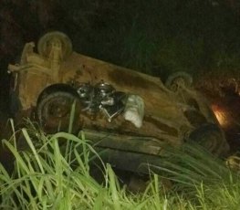 CONTRAMÃO - Motorista bate em carreta e carro cai em canteiro central