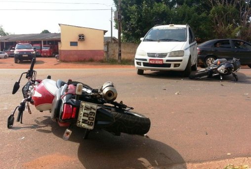 Motociclistas se chocam com táxi em frente a quartel dos Bombeiros
