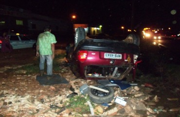 Motorista perde o controle do carro e capota em marginal da BR 364
