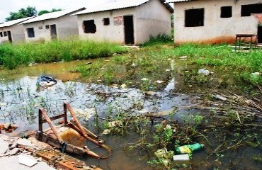 Condomínios que deveriam abrigar comunidade pobre da capital estão abandonadas e invioláveis pela Prefeitura – Confira fotos