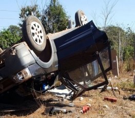 Mãe e filha ficam feridas após carro capotar