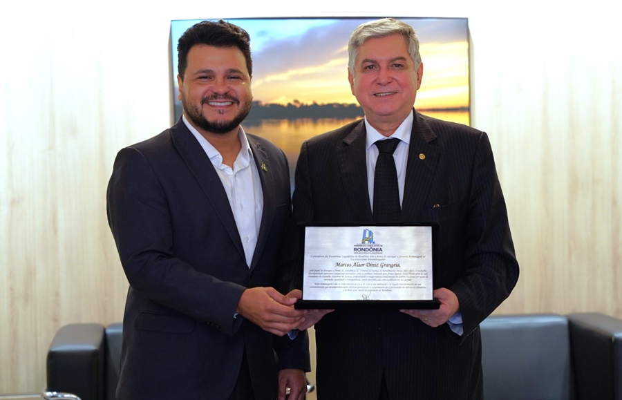 MARCELO CRUZ: Deputado entrega placa de homenagem ao presidente do TJRO