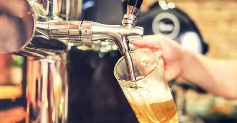 Brasileiros economizam no leite, mas gastam mais em cerveja premium