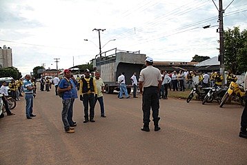 CONFUSÃO - Taxistas e mototaxistas bloqueiam entrada da Semtram - VÍDEO