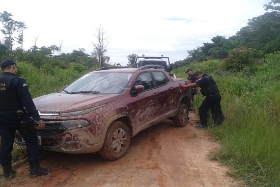 Polícia recupera veículo roubado em sítio após denúncia anônima