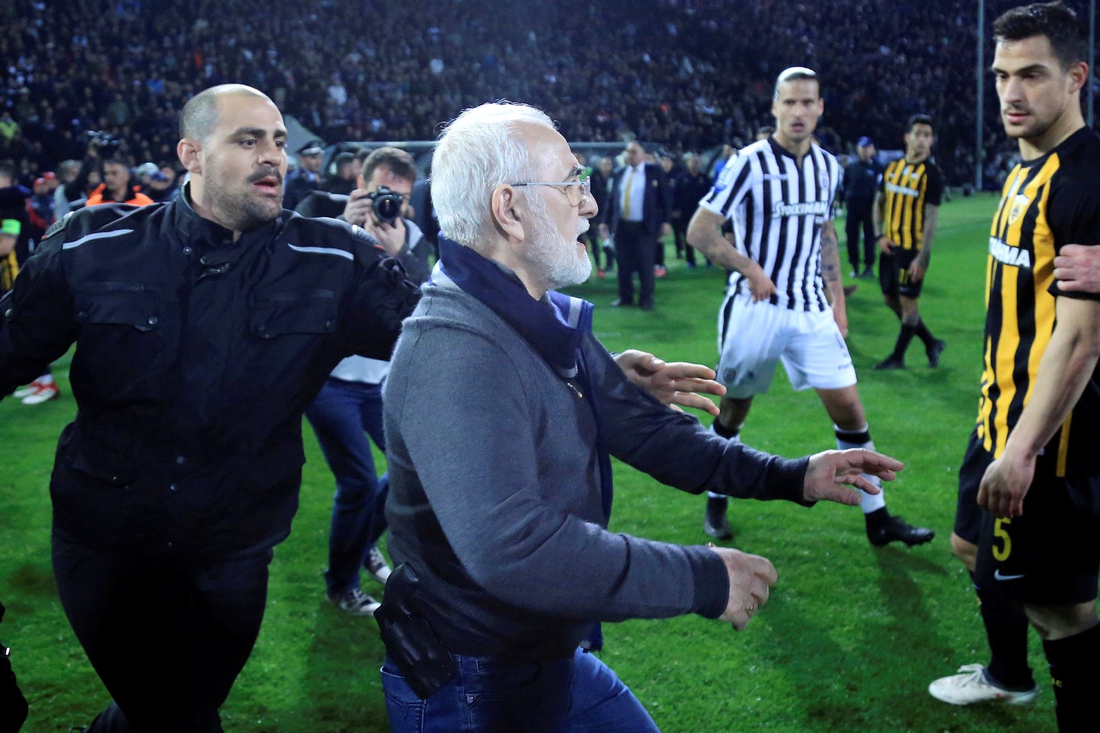 Campeonato Grego é suspenso após dirigente invadir gramado armado