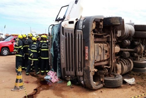 Motorista sofre mal súbito e tomba carreta na entrada da capital - VÍDEO
