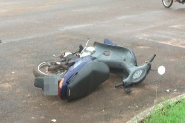 Carro avança preferencial e provoca colisão