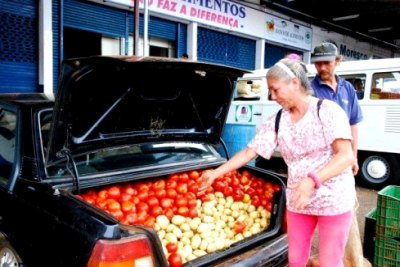 Brasileiros cruzam a fronteira com a Argentina para contrabandear tomate