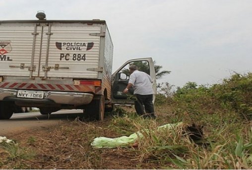 Homem é atropelado e deixado às margens da pista