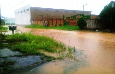 DESRESPEITO - Moradores do bairro Cuniã ficam ilhados após chuva – Fotos 