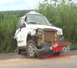 Buraco na BR-364 causa acidente entre três veículos