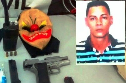 Foragido é preso em automóvel com pistola, luva e máscara de palhaço