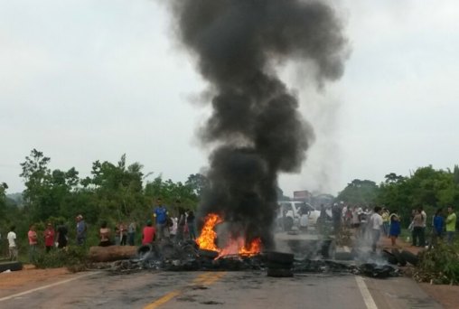  Depois de 13h de bloqueio manifestantes liberam a BR 364
