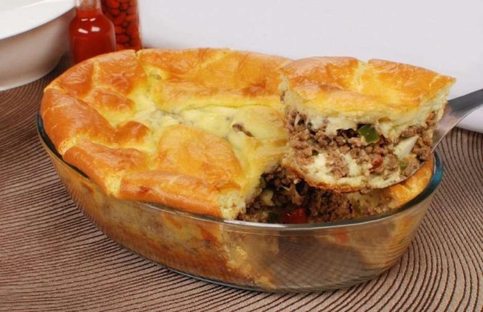 DELICIOSA: Torta de carne moída na travessa para aproveitar no lanche