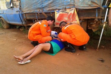 Mulher fica ferida após bater motocicleta em buraco