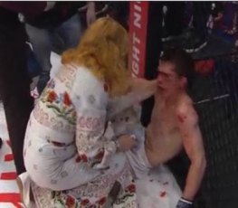 Lutador de MMA é derrotado no ringue e ainda apanha da mãe - VÍDEO