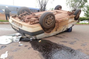 Carro da prefeitura capota na zona Leste da Capital