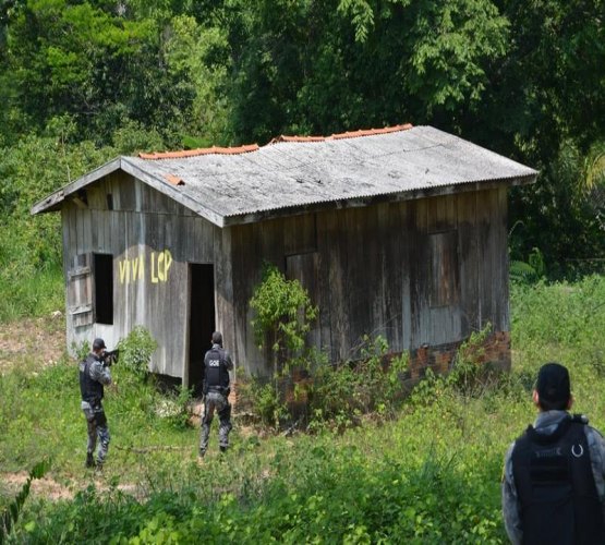 PM encontra barricadas, armas e munições em fazenda invadida pela LCP